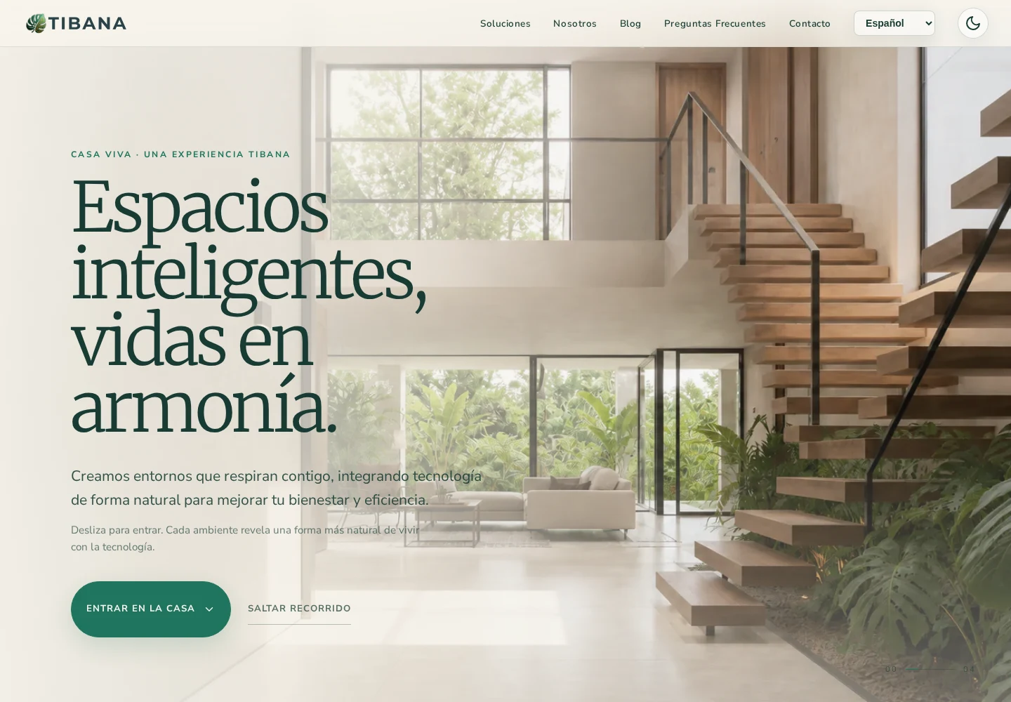 Sitio actual de Tibana: casa con iluminación natural, sala, escalera y recorrido de hogar inteligente