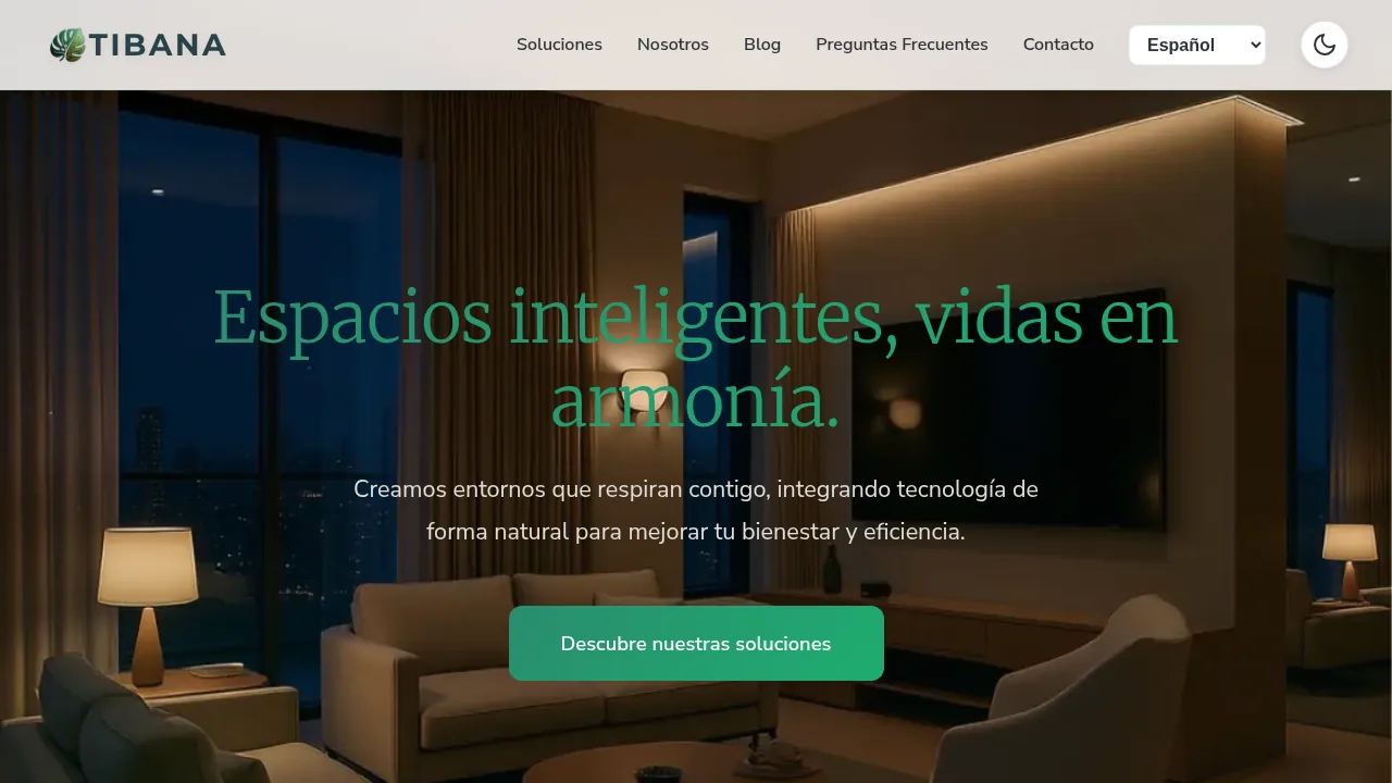 Landing de Tibana Smart: «Espacios inteligentes, vidas en armonía» sobre una sala cálida con iluminación inteligente.